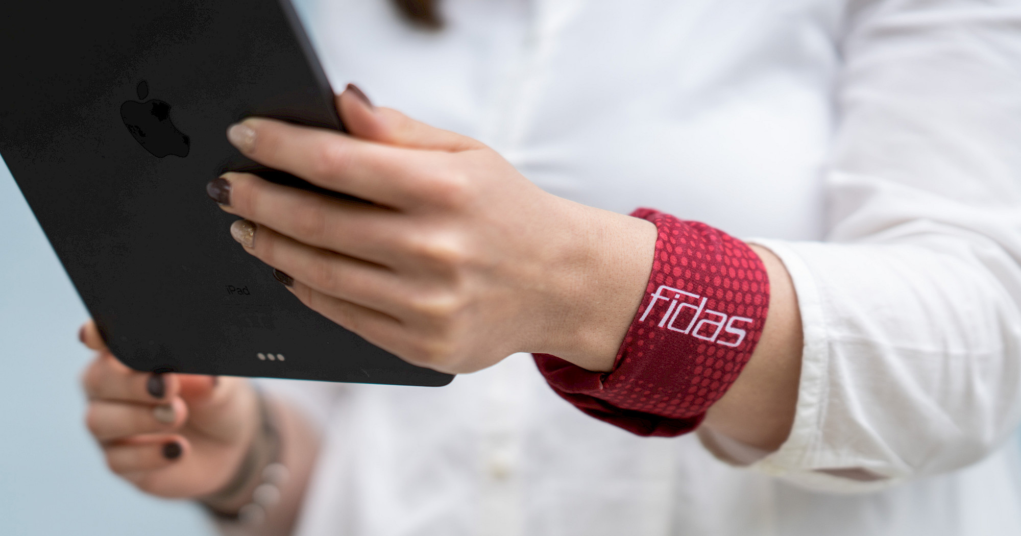 Person hält Tablet in der Hand und macht Arbeitsaufzeichnungen