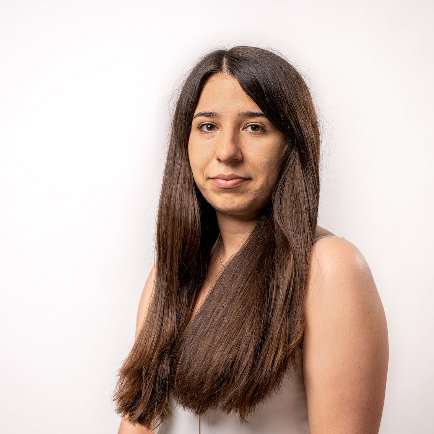 Eine Frau namens Ela Parlak mit langen schwarzen Haaren ist Steuerberaterin in Innsbruck