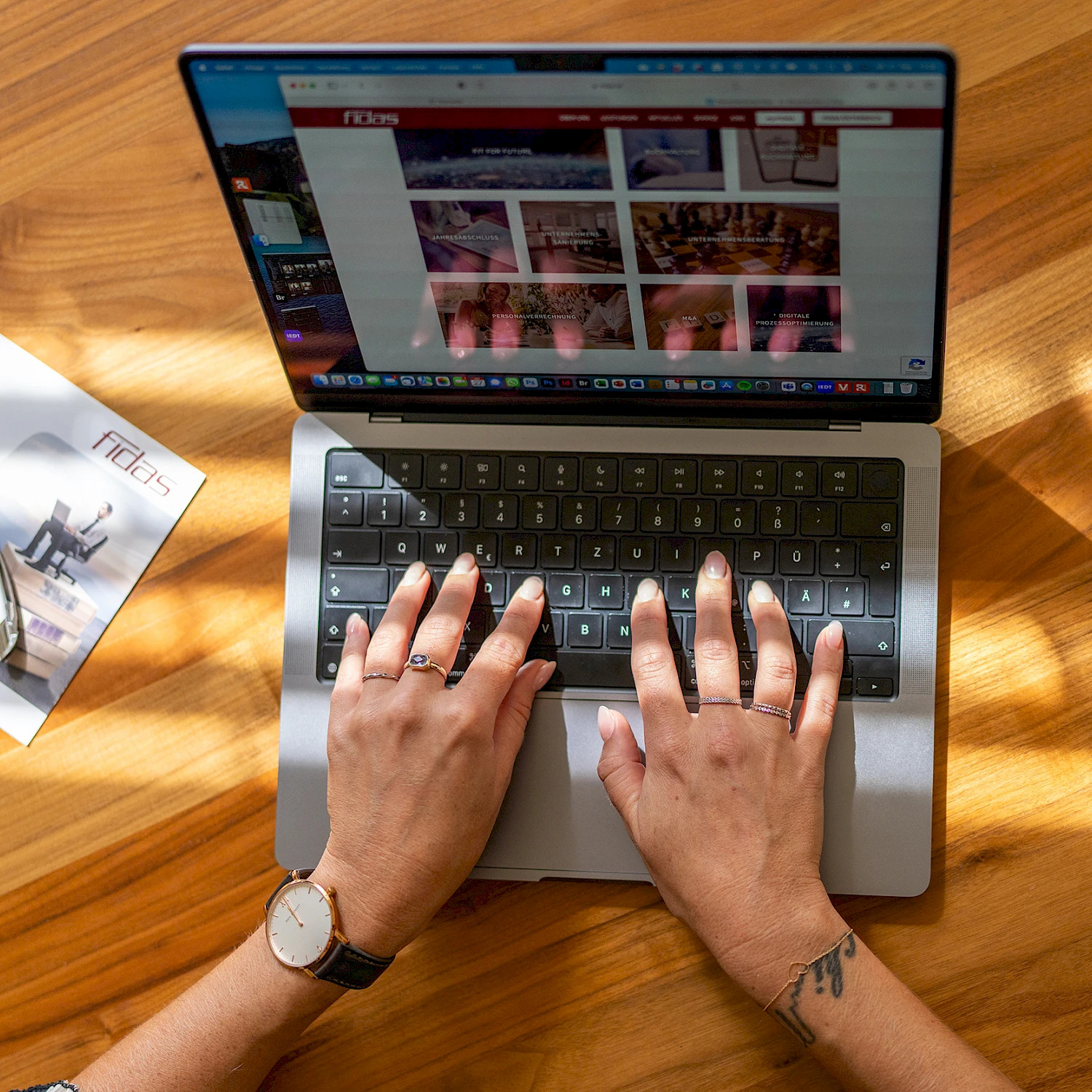 Eine Frau tippt ihre Mitarbeiterdaten in einen Laptop ein