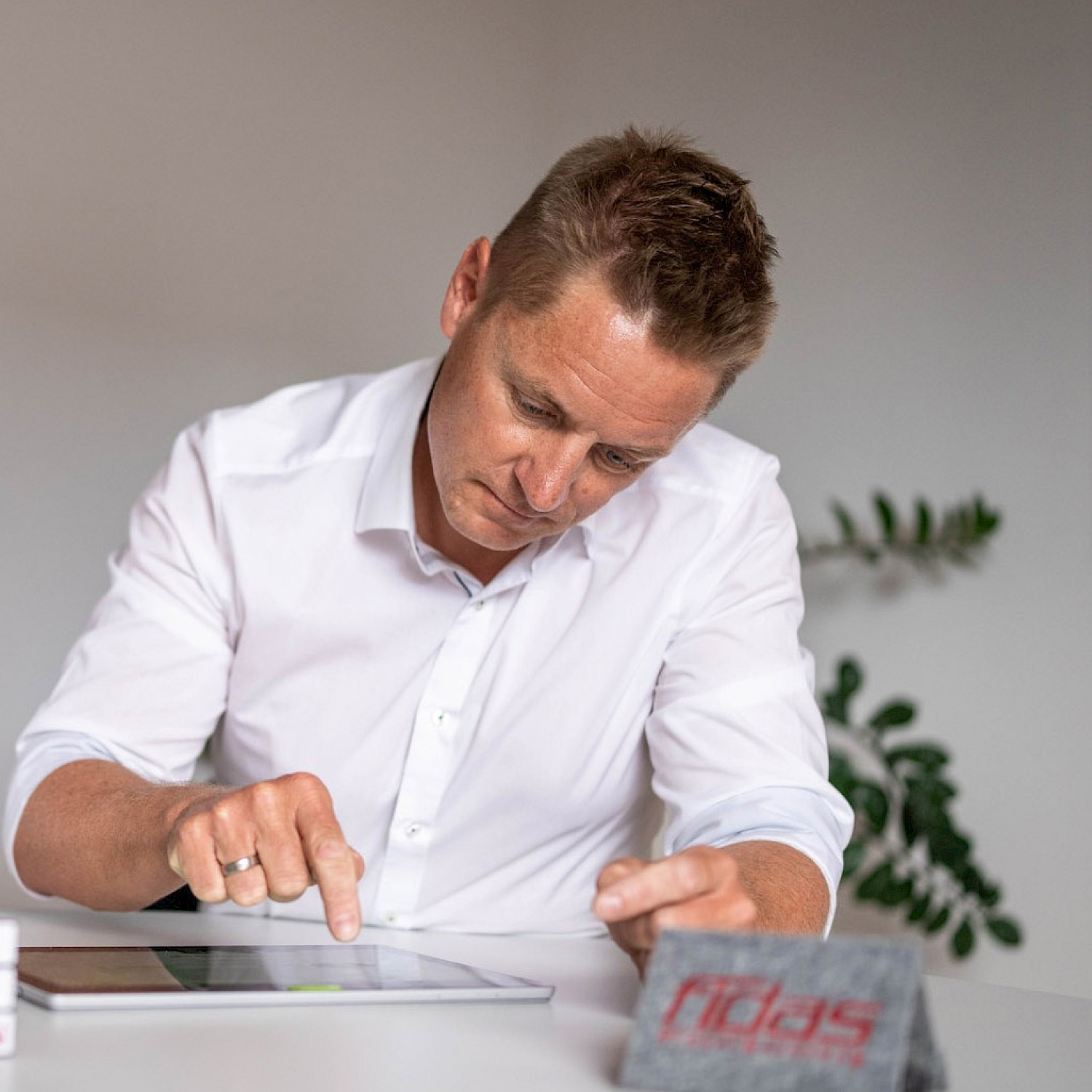 Daniel Nöbauer arbeitet am iPad.
